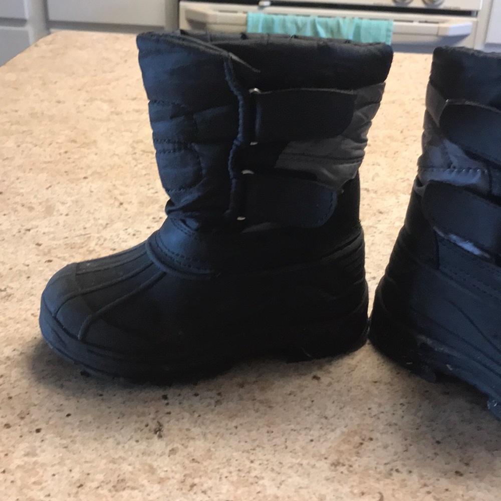 Toddler boy size 9 winter boot